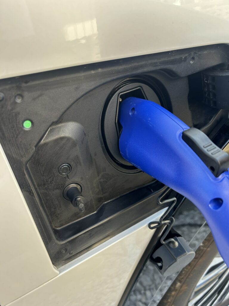 EV充電コネクト挿入